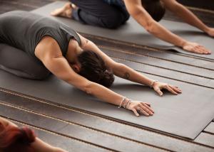 Mattenübungen im Sunday Yoga