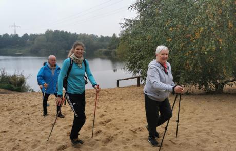 Nordic Walking Gruppe dirket im Sand am Baggersee