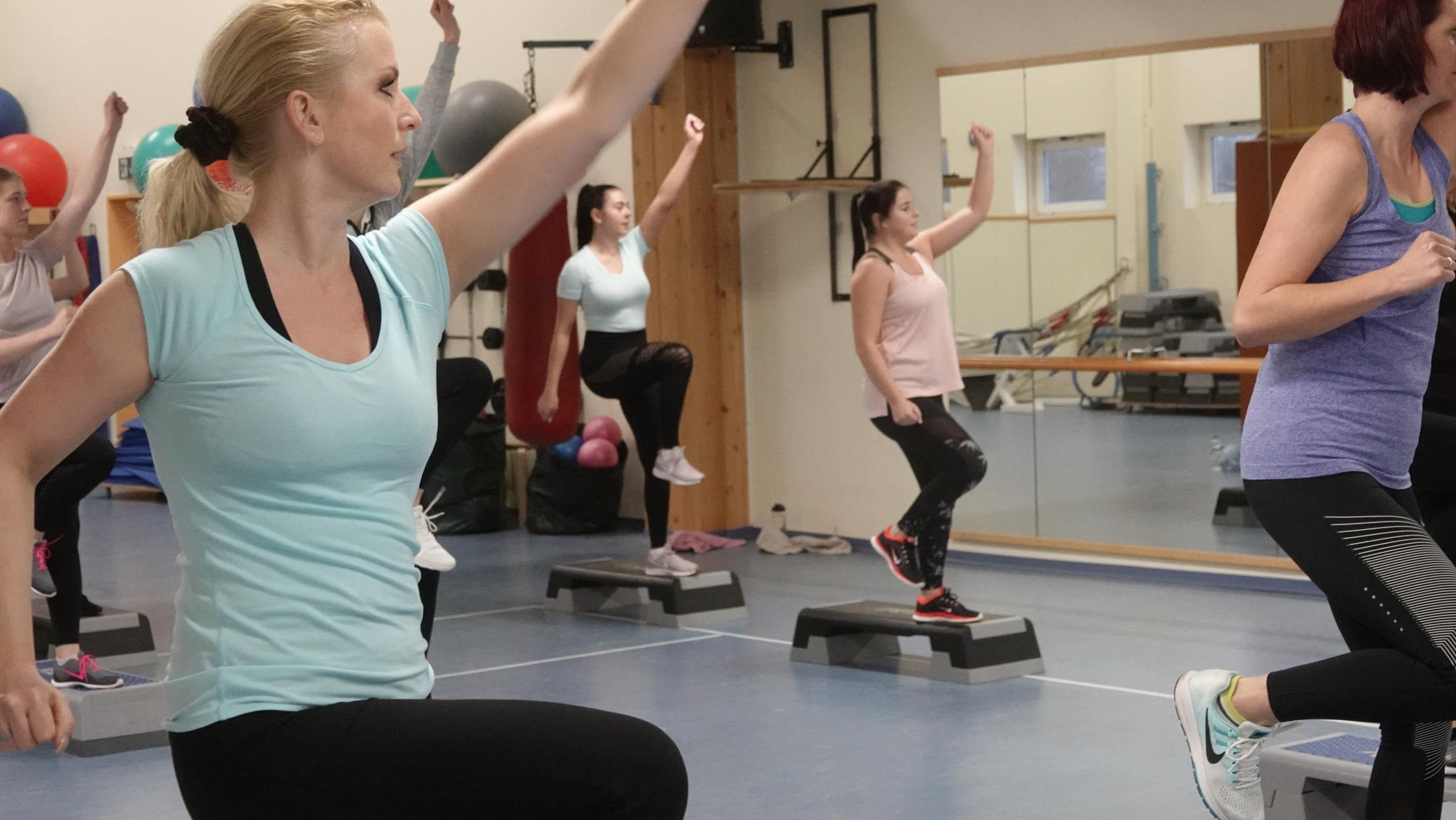 Group Fitness: Fatburner Step in der Fitnesshalle