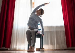Yoga auf dem Stuhl