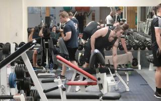 Unsere Mitglieder trainieren in der Freihantelecke der Fitnesshalle