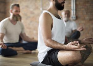 Männer Yoga: Sieht ruhig aus- kann aber auch sehr anstrengend sein.
