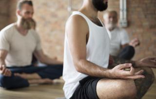 Männer Yoga: Sieht ruhig aus- kann aber auch sehr anstrengend sein.