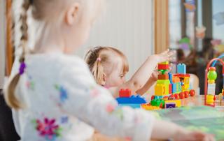 Unsere Kinderbetreuung: Hier wird gebaut und gebastelt.