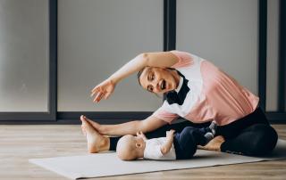 Postnatal Yoga mal mit, mal ohne Baby