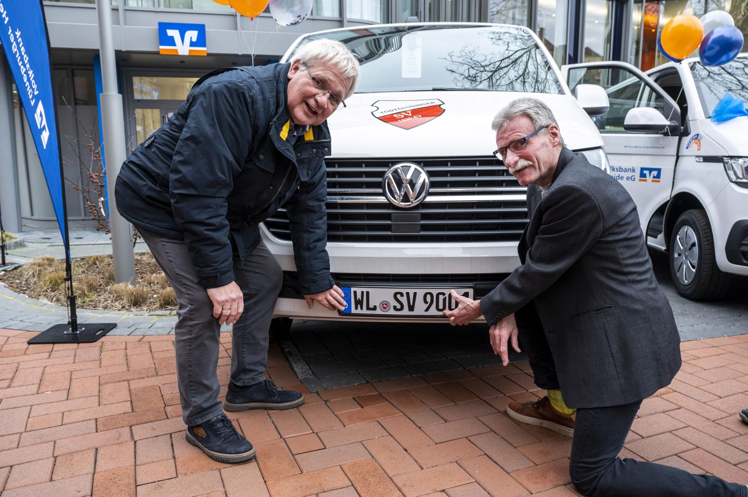 Geschäftsführer Heiner Hoops und Hans-Jürgen Kieper vom Vorstand freuen sich sehr über den Gewinn des VW Busses.